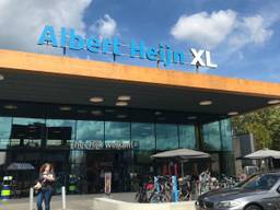 De steekpartij vond plaats bij de Albert Heijn XL aan de Limburglaan. (Foto: SQ Vision)