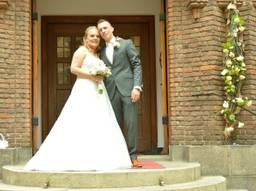 Lisanne, in de bewuste trouwjurk, en Tom op hun huwelijksdag (foto: familie-archief).