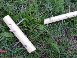 In een grasveld in Den Bosch lagen deze gevaarlijke PVC-buizen. (Foto: Maaspoort Nieuws)