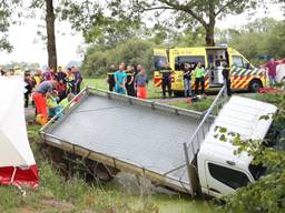 Auto en vrachtwagentje botsten dinsdagmiddag op elkaar in Ravenstein. (Foto: Marco van den Broek)