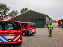 De brandweer bij de boerderij in Rijen (foto: Marcel van Dorst-SQ Vision)