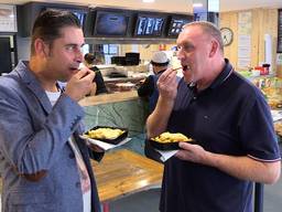 Ronald Sträter eet een frietje met PSV-analist John Feskens.