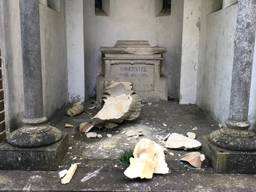Het compleet vernielde heilig hartbeeld in de kapel in de kloostertuin in Velp