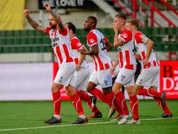 Bryan Smeets juicht na zijn openingsgoal tegen Cambuur. (Foto: Orange Pictures)