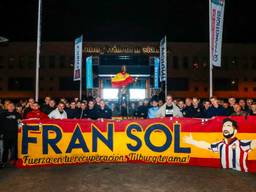 Feest rond middernacht bij het stadion van Willem II: Fran Sol blijft.