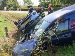 De brandweer helpt het jonge gezin en de andere bestuurder uit de auto's (Foto: Tom van der Put)