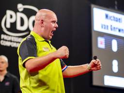 Michael van Gerwen won zondagavond zijn zeventiende titel van het jaar (foto: VI Images).