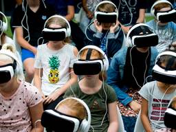 Niet de Tilburgse scholieren uit het verhaal, maar wel kinderen met een virtual reality-bril. (Foto: ANP)