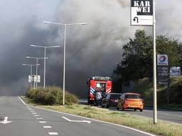 Er komt bij de brand vooral heel veel rook vrij. (Foto: Christian Traets / SQ Vision)