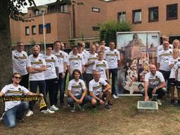 De supporters van NAC poseren in het witte uitshirt.