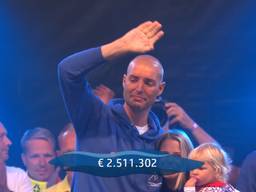 Een emotionele Maarten van der Weijden tijdens de huldiging (beeld: NOS)