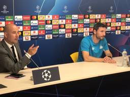 Thijs Slegers (links) leidt de persconferentie in Wit-Rusland.