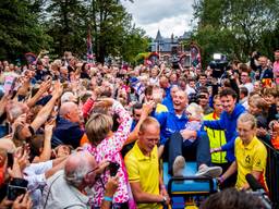 Maarten van der Weijden tijdens de huldiging in het centrum van Leeuwarden. (Foto: ANP)