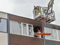 Het lichaam werd met een hoogwerker uit het huis gehaald. (Foto: Dave Hendriks/SQ Vision Mediaprodukties)