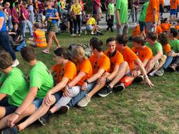 Studenten bouwen een feestje bij de introductie op de TUE