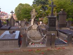 Onbekenden plaatsten knuffels bij het graf van Marietje Kessels