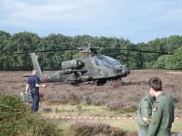 De helikopter moest een noodlanding maken op de heide. (Foto: GinoPress B.V.)