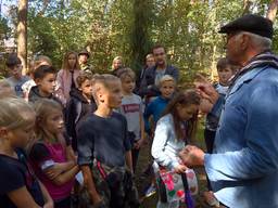 Kinderen luisteren aandachtig naar het verhaal van Bertje van Roosmalen.