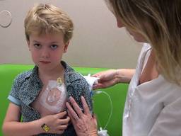 Bram Jansen met moeder Tessa in het Sophia Kinderziekenhuis.