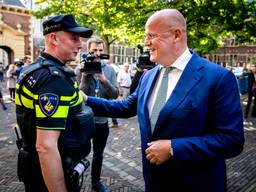 Minister Grapperhaus (rechts) praat met een agent. (Foto: ANP)