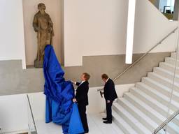 Koning Willem-Alexander onthult het beeld van Vrouwe Justitia (Foto: Erald van der Aa)