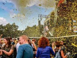 Confetti en bier op het muziekfestival op het E3-strand in Eersel. (Foto: Fons Hendriks)
