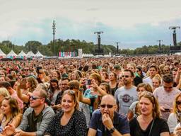 Drukte op het festivalterrein.