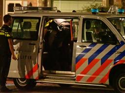 Extra agenten kwamen de agressieve man arresteren. (Foto: Alexander Vingerhoeds/ Obscura Foto)