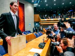 Minister Wopke Hoekstra presenteert het koffertje met de rijksbegroting en miljoenennota (foto: ANP).