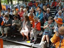 Wachten op de Glazen Koets. (Foto: Yvonne van de Liefvoort)