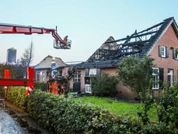 De stal en boerderij zijn door de brand verwoest. (Foto: Pim Verkoelen/SQ Vision)