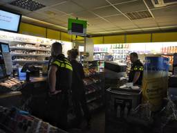 De politie onderzoekt de winkel van het tankstation. Foto: Toby de Kort/De Kort Media
