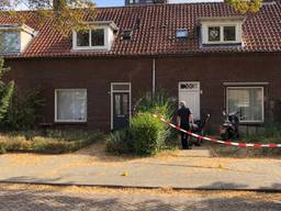 Politieonderzoek bij het huis waar de man is neergstoken (Foto: René van Hoof)