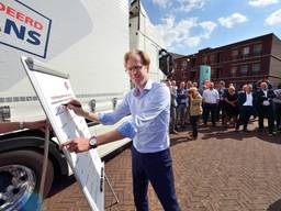 Gedeputeerde Christophe van der Maat tekent de overeenkomst “Vrachtwagenparkeren in West-Brabant”.