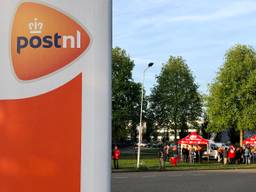 Ook bij PostNL in Den Bosch wordt er weer gestaakt, net zoals in de metaalsector in Brabant (foto: Raoul Cartens)