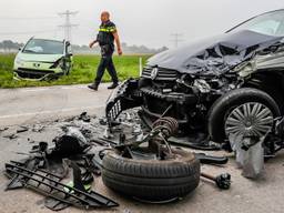 Twee auto's zijn dinsdagochtend op elkaar gebotst in Den Hout. (Foto: Marcel van Dorst)