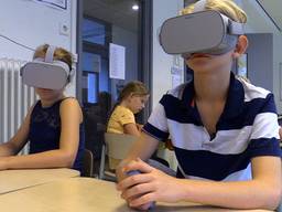 Kars en Jeske krijgen verkeersles met VR brillen