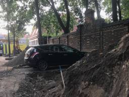 'De eenzame auto op de Capucijnenlaan is opgehaald door de eigenaar (Foto: Raymond Merkx)