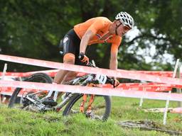 Mathieu van der Poel gaat voor een podiumplaats tijdens het WK mountainbike (foto: VI Images).