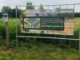 Het spandoek van Natuurmonumenten tegen de megastal in Oirschot.