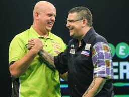 Michael van Gerwen en Gary Anderson (foto: VI Images).