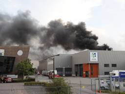 Zwarte rookwolken na het uitbreken van de brand (foto: SK-Media).