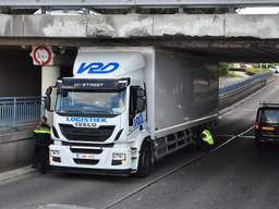 De wagen zit muurvast. (Foto: Erik Haverhals/ FPMB)