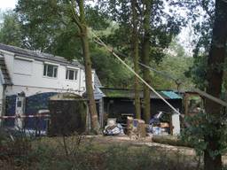 Dankzij de spanbanden viel de boom niet op het huis. (Foto: Erik Haverhals)