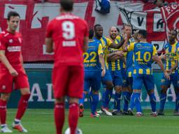 Feest bij TOP Oss, op bezoek bij FC Twente scoort de ploeg twee keer (foto: OrangePictures).