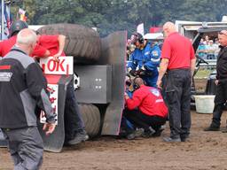 Een 47-jarige man uit Dronten kwam onder zijn eigen machine terecht bij het EK Tractorpulling in Alphen. (foto: GinoPress)