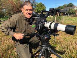 Mark Kapteijns op de heide met zijn filmcamera. Foto: Guus Beenhakker