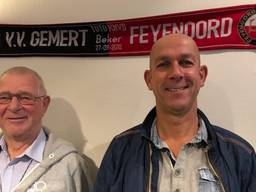VV Gemert - Feyenoord, een prachtig voetbalsjaaljte (links materiaalman Gerrit van de Laar en rechts voorzitter Carlo Hazenveld)