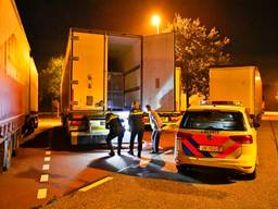 De politie deed onderzoek rond de vrachtwagen. (Foto: SQ Vision)