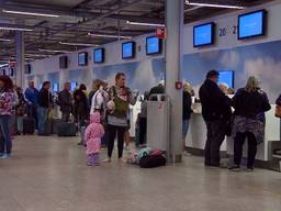 Reizigers aan de balie op Eindhoven Airport